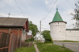 Напротив Северо-Западной башни Ипатьевского монастыря в Костроме